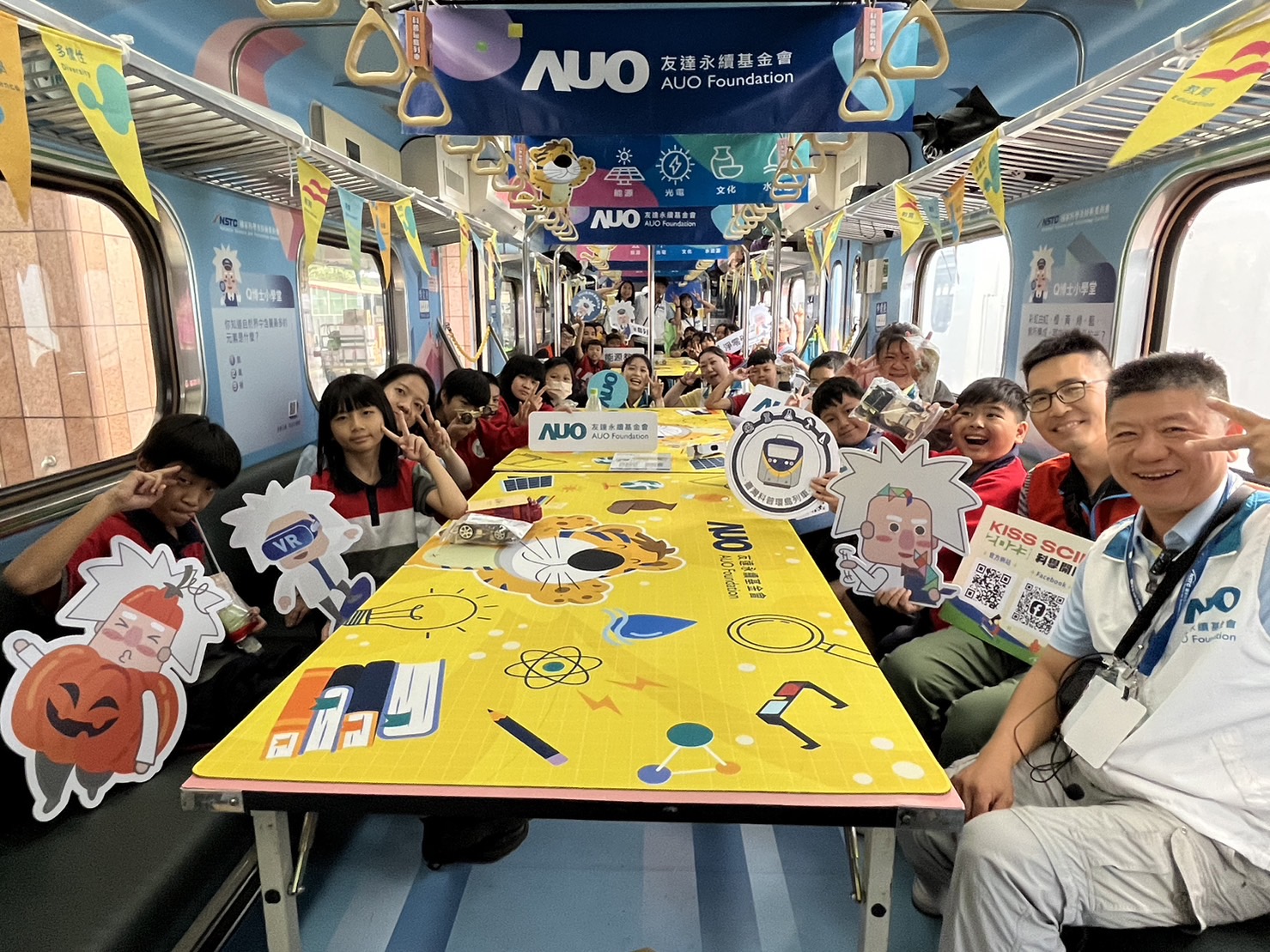 PA视讯永續基金會參與「臺灣科普環島列車」，設計基礎科學車廂課程，以「淨零碳排和永續能源」為主題，讓學生透過創意實驗認識淨零知識，以及思考生活中的減碳行為