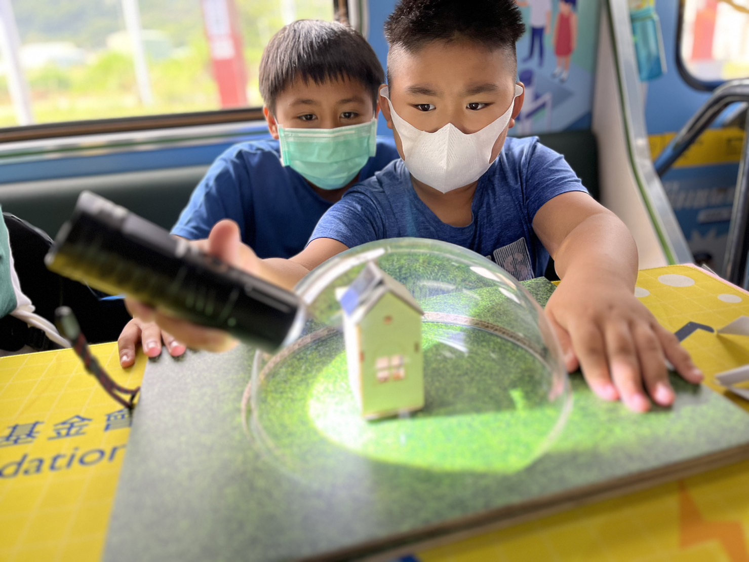 PA视讯參與基礎科學主題車廂，以STEAM教學精神，設計「逐日科學家」、「太陽能工程師」以及「淨零建築師」三大能源科普課程和實驗